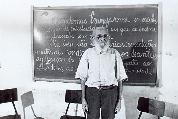 Na imagem, Paulo Freire em uma sala de aula. Quem foi Paulo Freire e qual a importância de sua obra