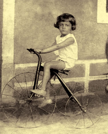 Na imagem, Paulo Freire aos 10 anos, em sua bicicleta. Quem foi Paulo Freire e qual importância de sua obra