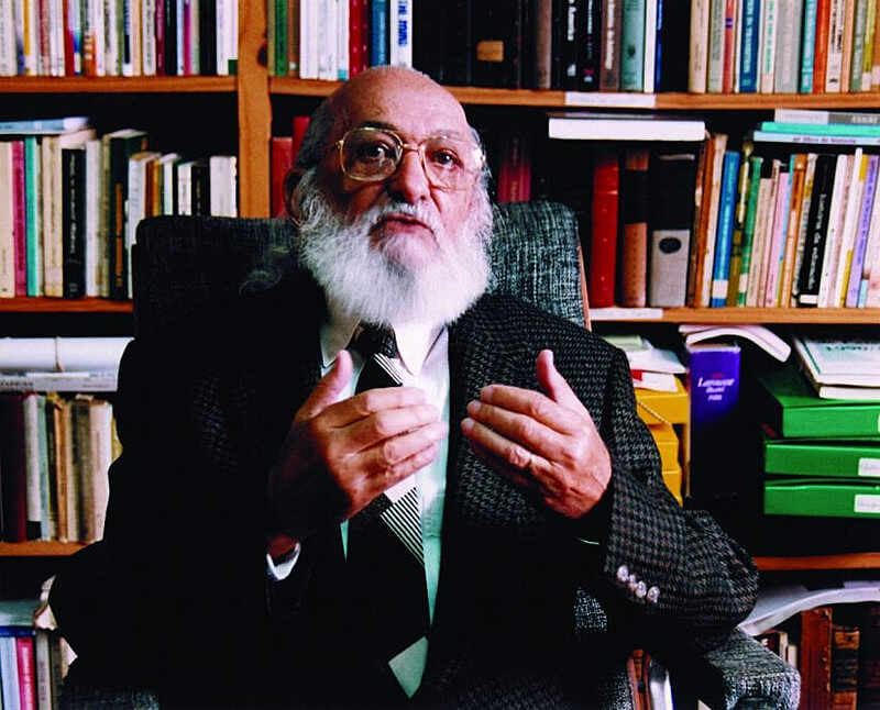 Na imagem Paulo Freire em sua biblioteca. Quem foi Paulo Freire e qual importância de sua obra